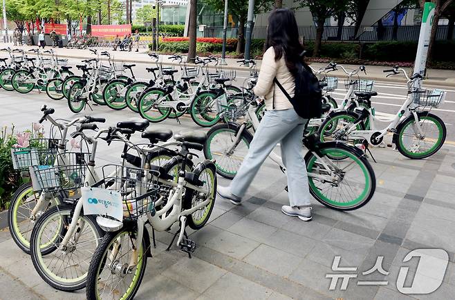 자전거 이용 활성화를 위해 정부가 지정한 자전거의 날인 22일 오후 서울 시내에서 한 시민이 공공자전거 '따릉이'를 사용하고 있다. 2026.4.22 ⓒ 뉴스1 조연우 인턴기자