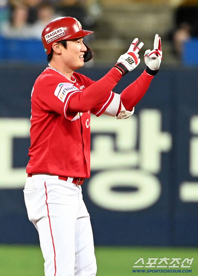 22일 대구삼성라이온즈파크에서 열린 SSG와 삼성의 경기. 9회초 1사 1,2루 오태곤이 역전 2타점 2루타를 치고 기뻐하고 있다. 대구=허상욱 기자wook@sportschosun.com/2026.04.22/