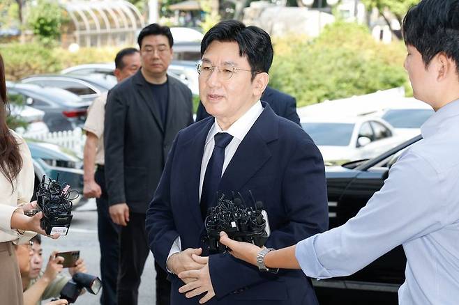 방시혁 하이브 의장이 지난해 9월 15일 자본시장법 위반 혐의(사기적 부정거래) 관련 조사를 받기 위해 마포구 서울경찰청 금융범죄수사대에 출석하며 취재진 질의에 답하고 있다.뉴스1