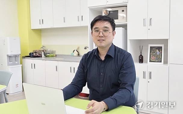 송석근 율정중학교 교사. 이종현기자