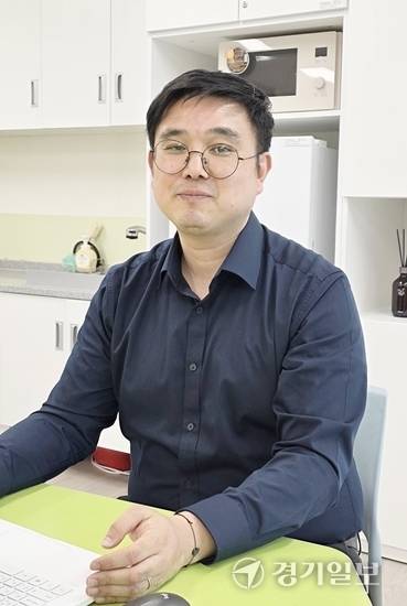 송석근 율정중학교 교사. 이종현기자