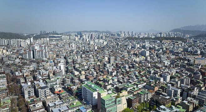 서울 아파트 전세 공급 축소와 계약 경쟁 심화로 세입자들의 체감 주거 부담이 빠르게 커지고 있다. 게티이미지