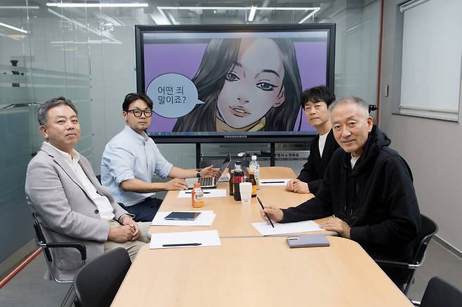 지난해 일요신문 만화공모전 최종심 심사위원들 모습. 왼쪽부터 오태엽 서울미디어코믹스대표, 이종규 제이큐코믹스 대표, 김형남 재담미디어 이사, 이현세 작가. ⓒ일요신문 제공