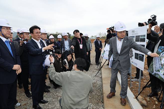 김민석 국무총리가 23일 전남 여수시 여수세계섬박람회 주 행사장인 돌산 진모지구를 방문해 보고받고 있다.(연합뉴스)