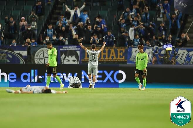 인천전 패배 후 고개를 숙인 전북 선수들. 제공 | 한국프로축구연맹