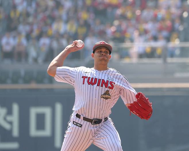 <yonhap photo-4812=""> 개막전 선발 나선 치리노스 (서울=연합뉴스) 류영석 기자 = 프로야구 정규시즌 개막일인 28일 서울 잠실야구장에서 열린 kt 위즈와 LG 트윈스의 경기. 1회초 LG 선발 투수 치리노스가 역투하고 있다. <저작권자 ⓒ 1980~2026 ㈜연합뉴스. 무단 전재 재배포 금지, AI 학습 및 활용 금지></yonhap>