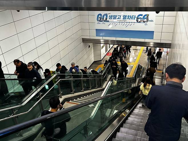 22일 오전 8시쯤 시민들이 공항철도 서울역 에스컬레이터를 이용하고 있다. 곽주영 기자