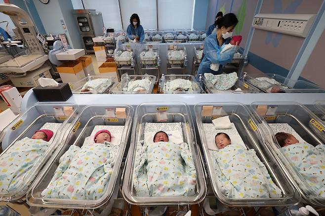 22일 경기도 고양시 일산차병원 신생아실에서 간호사가 신생아를 돌보고 있다. 연합뉴스