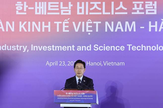 President Lee Jae Myung speaks during a Korea-Vietnam business forum held in Hanoi on Thursday. (Yonhap)