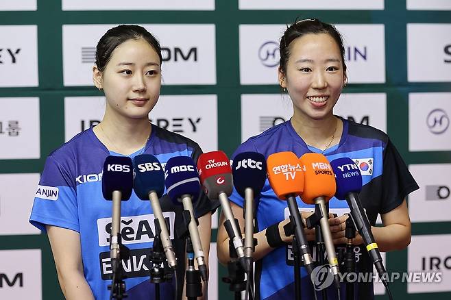 인터뷰하는 유시우-양하은 (진천=연합뉴스) 서대연 기자 = 23일 충청북도 진천군 진천선수촌에서 열린 2026 런던 세계탁구 단체전선수권대회 미디어데이 행사에서 탁구 대표팀 유시우(왼쪽)와 양하은이 인터뷰를 하고 있다. 2026.4.23 dwise@yna.co.kr