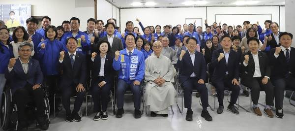 정명근 더불어민주당 화성시장 후보가 24일 선거사무소 개소식을 갖고 필승을 결의했다. 이날 참석한 내빈들과 지지자들이 정 후보와 함께 기념촬영을 하며 필승을 다짐하고 있다. /정명근 후보측 제공