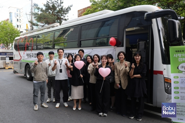 애큐온저축은행이 지난 23일 서울 강남구 본사에서 '사랑의 헌혈 캠페인'을 진행했다. 헌혈 활동에 참여한 임직원들이 기념사진을 촬영하고 있다. ⓒ애큐온저축은행