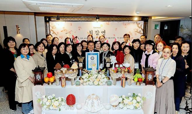 구자관(가운데) 삼구아이앤씨 책임대표사원과 회갑을 맞이한 재직자들이 KRI한국기록원 공식 인증서를 들고 기념촬영을 하고 있다. 사진 삼구아이앤씨
