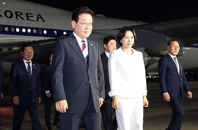 인도·베트남 국빈방문을 마치고 귀국한 이재명 대통령과 김혜경 여사가 24일 성남 서울공항에서 차량으로 이동하고 있다. 연합뉴스