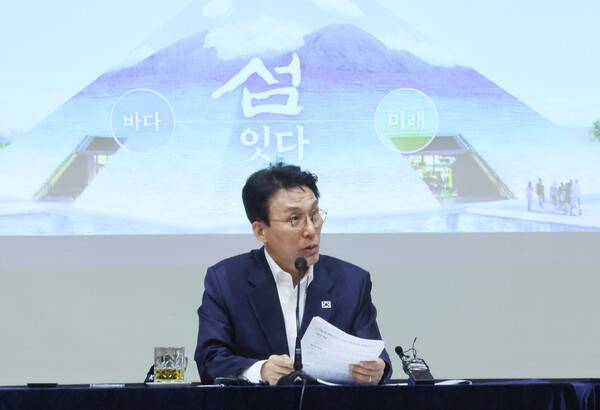 김민석 국무총리가 23일 오전 전남 여수시 청소년해양교육원을 방문, 오는 9월5일부터 두 달간 개최되는 여수세계섬박람회 준비상황을 종합 점검하고 있다. 연합뉴스