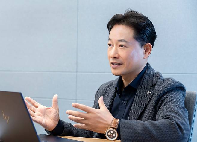 지난 22일 서울 여의도 본사에서 조선비즈와 만난 HP코리아 강용남 대표가 회사 비전에 대해 설명 중이다./HP코리아 제공