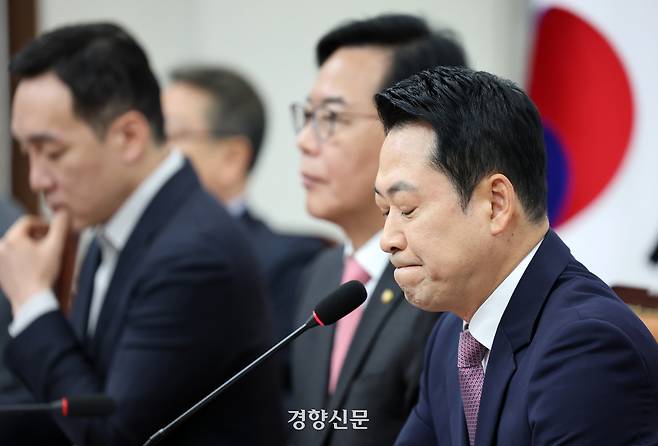 장동혁 국민의힘 대표(오른쪽)가 4월 23일 국회에서 열린 최고위원회의에서 무거운 표정을 짓고 있다. 박민규 선임기자
