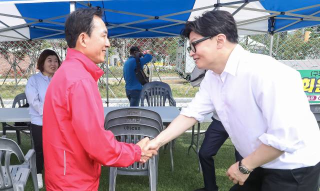 부산 북갑 국회의원 보궐선거에서 국민의힘 공천을 바라는 박민식 전 국가보훈부 장관과 무소속 출마를 공식화 한 한동훈 전 국민의힘 대표가 26일 부산 구포초에서 열린 동문운동회에 참석해 있다. 김종진 기자 kjj1761@