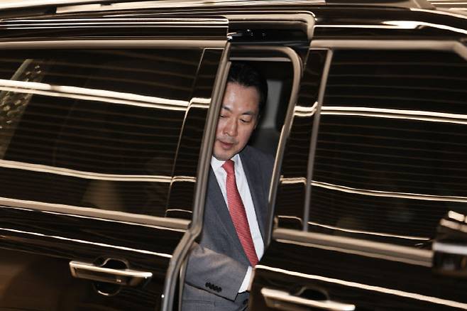 방미 일정을 마친 국민의힘 장동혁 대표가 지난 20일 새벽 인천국제공항 2터미널을 통해 귀국 후 차에 탑승해 있다 (사진=연합뉴스)