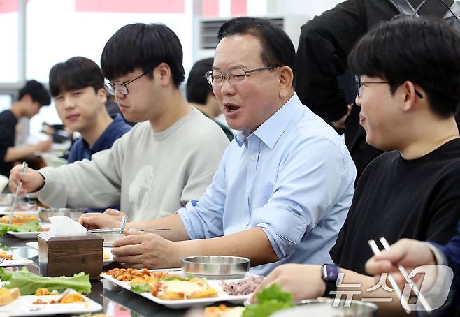 김부겸 더불어민주당 대구시장 예비후보가 23일 대구 북구 경북대학교를 찾아 학생들과 함께 점심을 먹고 있다. 2026.4.23 ⓒ 뉴스1 공정식 기자