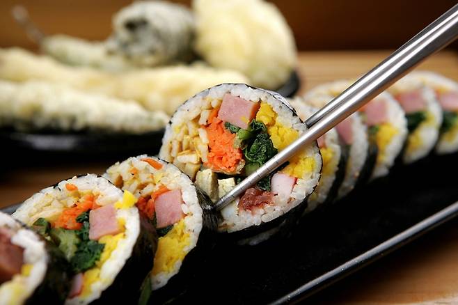 김밥은 간편한 한 끼지만 재료 구성에 따라 혈당 반응과 대사 부담에 영향을 줄 수 있다. 게티이미지