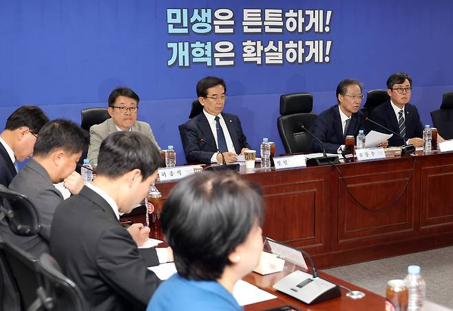 더불어민주당 유동수 중동 상황 경제 대응 특위 위원장이 27일 국회 의원회관에서 열린 특위 4차 회의에서 인사말을 하고 있다./ 연합뉴스