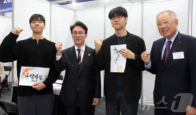 김민석 국무총리가 21일 오전 서울 강서구 코엑스 마곡에서 열린 민관합동 상생협력 채용박람회에서 구직자에게 응원 메시지를 선물한 뒤 류진 한국경제인협회 회장과 함께 기념촬영을 하고 있다. 2025.10.21 ⓒ 뉴스1 청사사진기자단