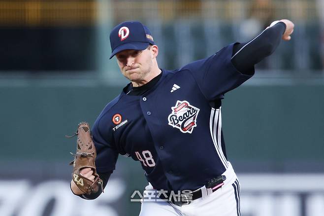 두산 벤자민이 21일 사직구장에서 열린 2026 KBO리그 정규시즌 롯데와 경기에 선발로 나서 힘차게 공을 던지고 있다. 사진 | 두산 베어스