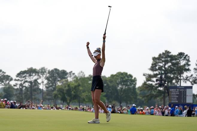 넬리 코르다가 27일 열린 미국여자프로골프(LPGA)투어 셰브론 챔피언십 18번홀에서 챔피언 퍼트에 성공한 뒤 환호하고 있다. 이날 우승으로 코르다는 메이저 3승을 포함해 통산 17승을 달성했다. 휴스턴=AP 뉴시스