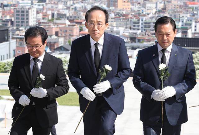 추경호(가운데) 국민의힘 대구시장 후보가 27일 대구 남구 앞산 충혼탑을 찾아 지역 지방선거 출마자와 함께 참배하기 위해 계단을 오르고 있다. 대구=뉴스1