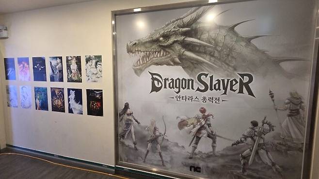 ▲ 입구에 있는 모든 에피소드 포스터와 긴장감을 더해주는 총력전 포스터