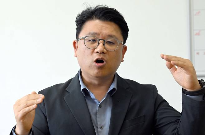 권석준 성균관대 교수가 27일 서울경제신문과의 인터뷰에서 “한국 기업이 반도체 호황에 취해 이대로 안주하면 포스트 HBM 시대에 경쟁력을 잃고 엔비디아와 같은 AI 반도체 기업의 하청 업체로 전락할 수 있다”고 강조하고 있다. 권욱 기자