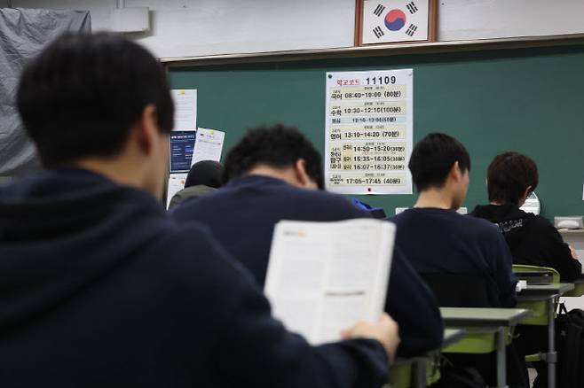 기사 이해를 돕기 위한 사진. 2026년 3월 전국연합학력평가일인 24일 오전 서울 광진구 광남고등학교에서 수험생들이 시험 준비를 하고 있다. (사진=뉴시스)
