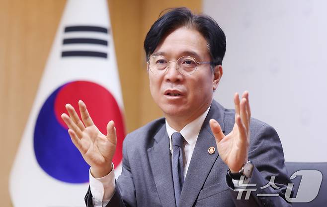 김영훈 고용노동부 장관이 17일 서울 중구 서울지방고용노동청에서 뉴스1과 인터뷰를 하고 있다. ⓒ 뉴스1 박지혜 기자