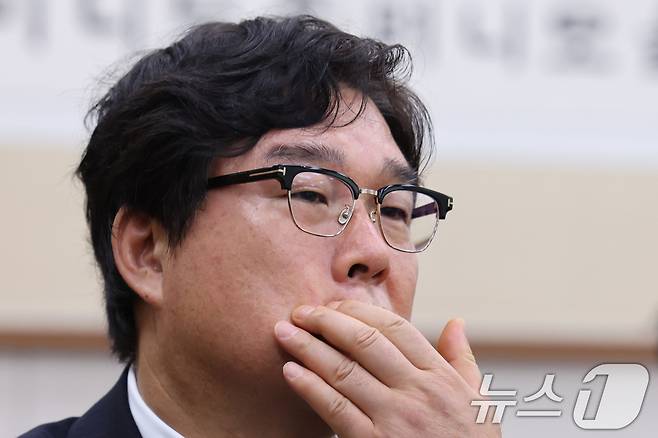 김성태 전 쌍방울 회장이 28일 서울 여의도 국회 윤석열정권정치검찰조작기소의혹사건진상규명국정조사특별위원회에서 열린 윤석열 정권 정치검찰 조작기소 의혹 사건 종합 청문회에서 생각에 잠겨 있다. 2026.4.28 ⓒ 뉴스1 신웅수 기자