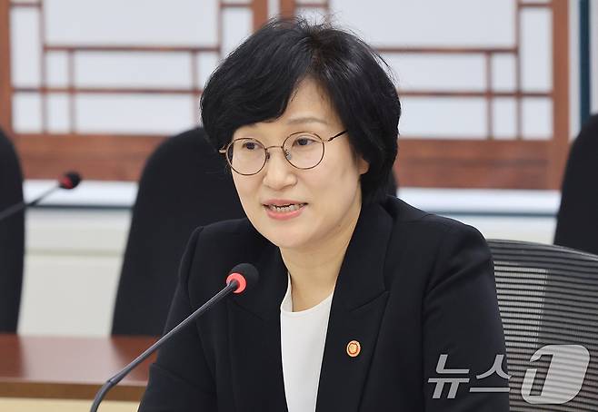 원민경 성평등가족부 장관이 서울 종로구 정부서울청사에서 열린 제4차 인신매매등방지정책조정협의회 회의에서 모두발언을 하고 있다. 2026.3.27 ⓒ 뉴스1 임세영 기자