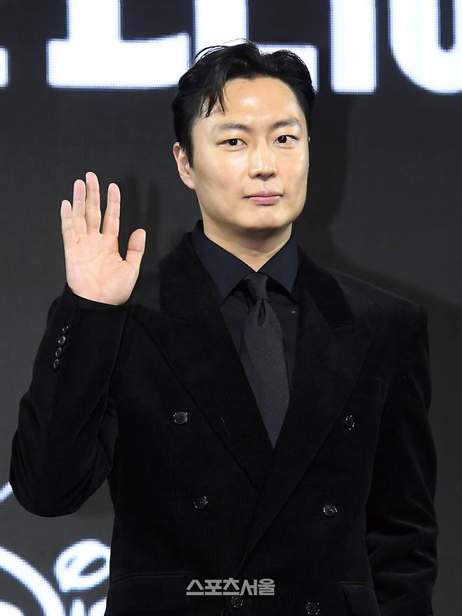 배우 노재원이 15일 서울 강남구 그랜드 인터컨티넨탈 파르나르에서 진행된 디즈니+ 오리지널 시리즈 ‘메이드 인 코리아’ 제작발표회에서 취재진을 향해 포즈를 취하고 있다. 2025. 12. 15. 박진업 기자 upandup@sporsseoul.com