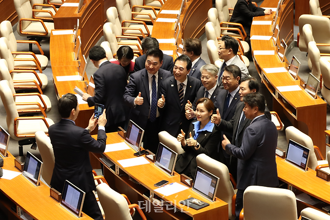 더불어민주당 의원들이 28일 오후 서울 여의도 국회에서 열린 제434회국회(임시회) 제8차 본회의에서 통일부장관(정동영) 해임건의안 관련 5분 자유발언을 하고 있는 김건 국회 외교통일위원회 국민의힘 간사를 뒤로하고 기념사진을 촬영하고 있다. ⓒ데일리안