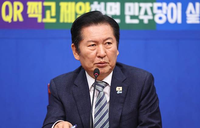 정청래 더불어민주당 대표가 서울 여의도 국회에서 열린 ‘착!붙 공약 프로젝트’ 13호·14호·15호 공약 발표에 참석해 모두발언을 하고 있다. 2026.4.28/뉴스1