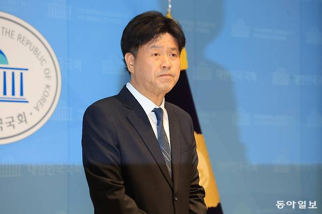 김용 전 민주연구원 부원장이 28일 서울 여의도 국회 소통관에서 공천 관련 입장을 밝히고 있다. 장승윤 기자 tomato99@donga.com