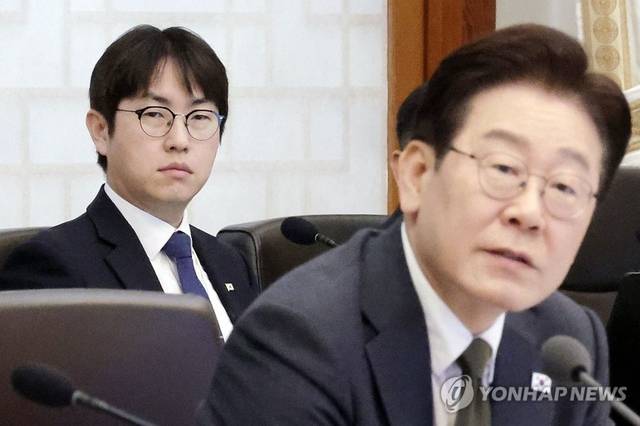 하정우 AI미래기획수석이 4월 14일 청와대에서 열린 국무회의 겸 비상경제점검회의에서 이재명 대통령의 발언을 듣고 있다. 연합뉴스