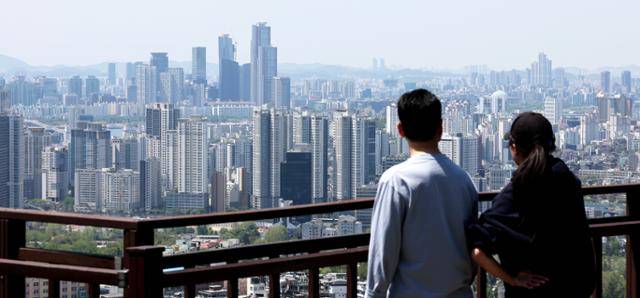 26일 서울 남산에서 바라본 도심 아파트 단지. 연합뉴스