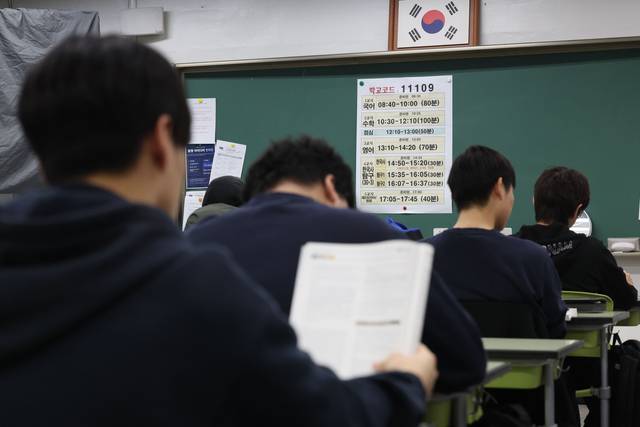 전국연합학력평가일인 지난달 24일 서울 광진구 광남고등학교에서 수험생들이 시험 준비를 하고 있다. 뉴시스