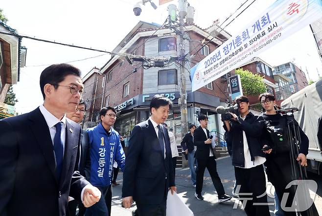 정원오 더불어민주당 서울시장 후보가 29일 오전 서울 성북구 장위14 주택 재개발 구역을 찾아 부동산 공약 발표를 앞두고 현장을 점검하고 있다. 2026.4.29 ⓒ 뉴스1 최지환 기자