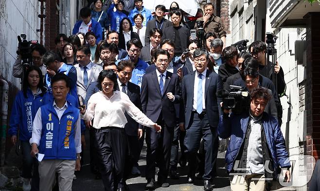 정원오 더불어민주당 서울시장 후보가 29일 오전 서울 성북구 장위14 주택 재개발 구역을 찾아 부동산 공약 발표를 앞두고 현장을 점검하고 있다. 2026.4.29 ⓒ 뉴스1 최지환 기자