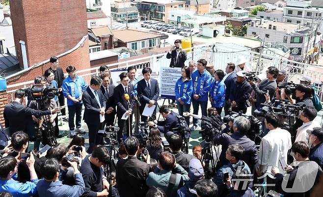 정원오 더불어민주당 서울시장 후보가 29일 오전 서울 성북구 장위14 주택 재개발 구역을 찾아 부동산 공약을 발표하고 있다. 2026.4.29 ⓒ 뉴스1 최지환 기자