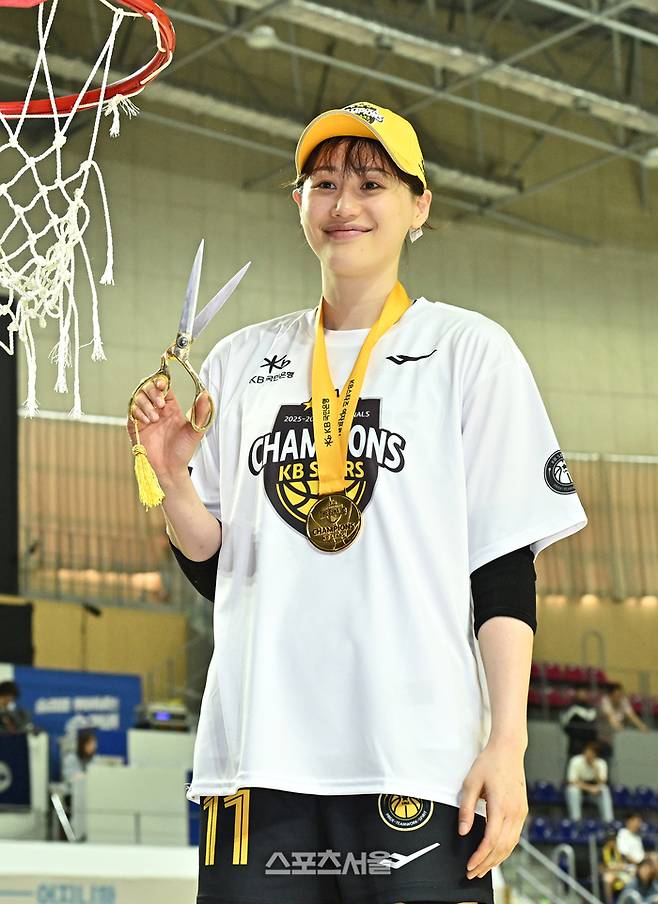 KB스타즈 강이슬이 26일 용인실내체육관에서 열린 2025-2026 여자프로농구 삼성생명과의 챔피언결정전 3차전에서 삼성생명에 승리하며 3연승으로 통합 우승을 차지한 뒤 그물망을 자르며 기념촬영을 하고 있다. 용인 | 박진업 기자 upandup@sporsseoul.com