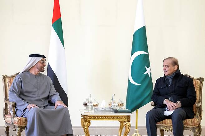 지난 2023년1월25일(현지 시각) 파키스탄에서 모하메드 빈 자이드 알 나하얀 아랍에미리트(UAE) 대통령(왼쪽)과 셰바즈 샤리프 파키스탄 총리가 회담 중이다. /UAE 대통령실