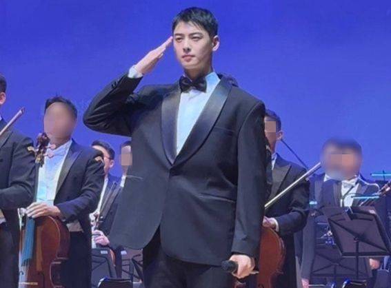 수백억원대 탈세 의혹이 제기된 가수 겸 배우 차은우의 군복무 근황이 포착됐다. 온라인커뮤니티 캡처