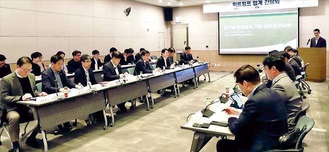 김성환 기후에너지환경부 장관이 지난 3월 6일 히트펌프업계와의 간담회에서 첫머리발언을 하고 있다. 한국환경산업기술원 제공